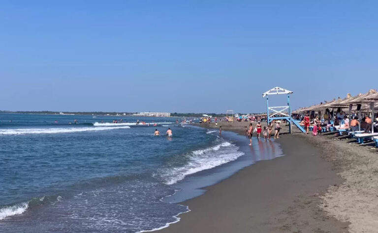Following disagreements over space, the lack of lifeguards at Velipoja beach has become a safety concern